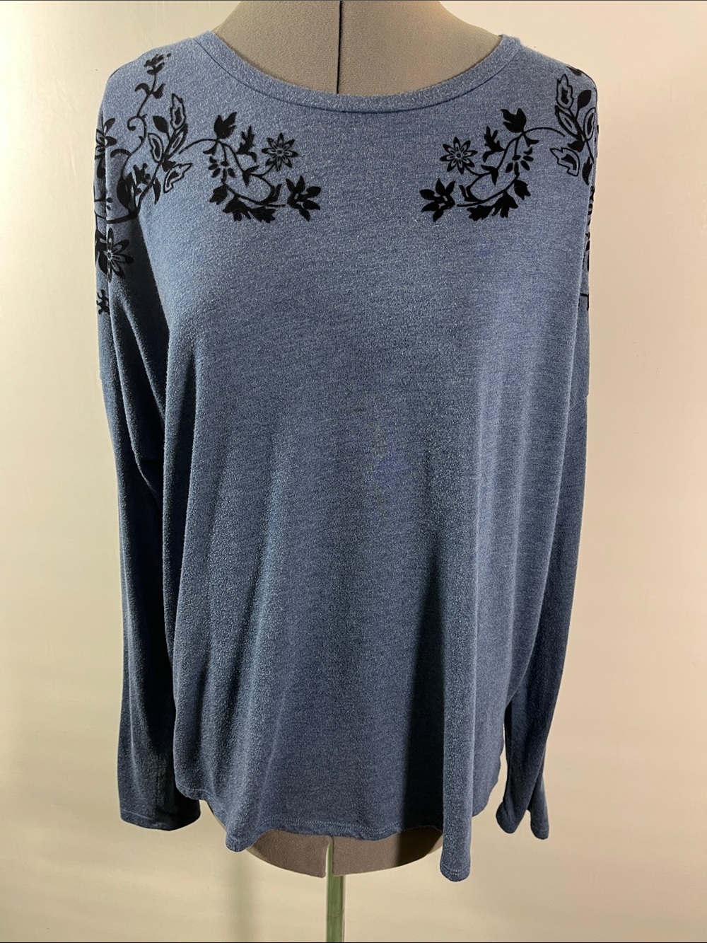 Olivia Sky Blue Floral-Accent Women’s Long-Sleeve Top Size XL Relaxed Fit